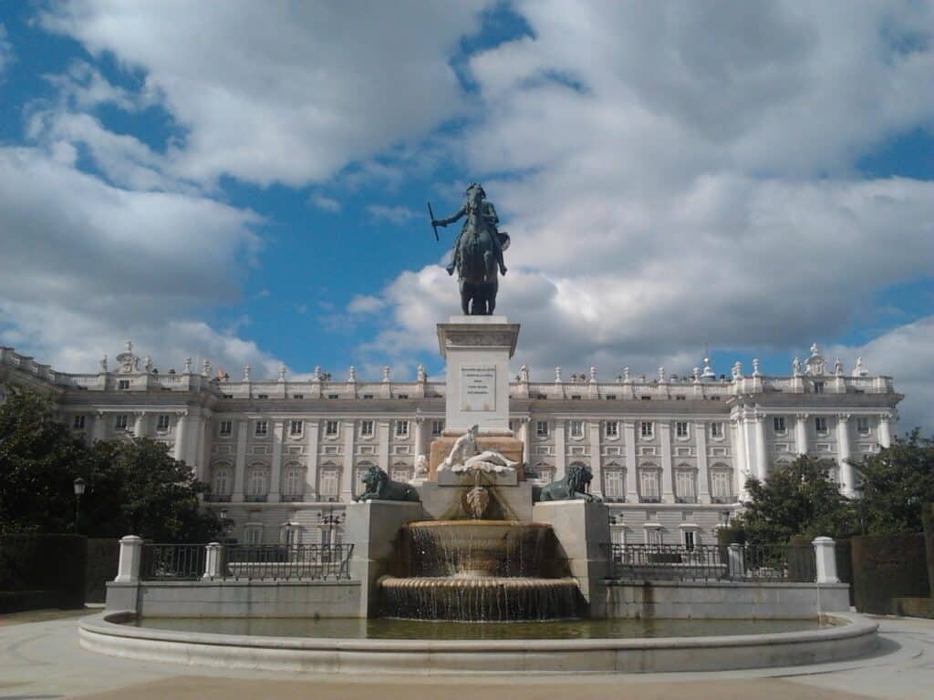 estatua ecuestre de felipe iv plaza de oriente