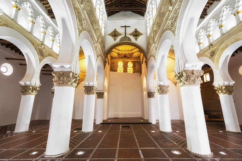 que-visitar-en-toledo-en-un-dia-Sinagoga-de-Santa-María-La-Blanca