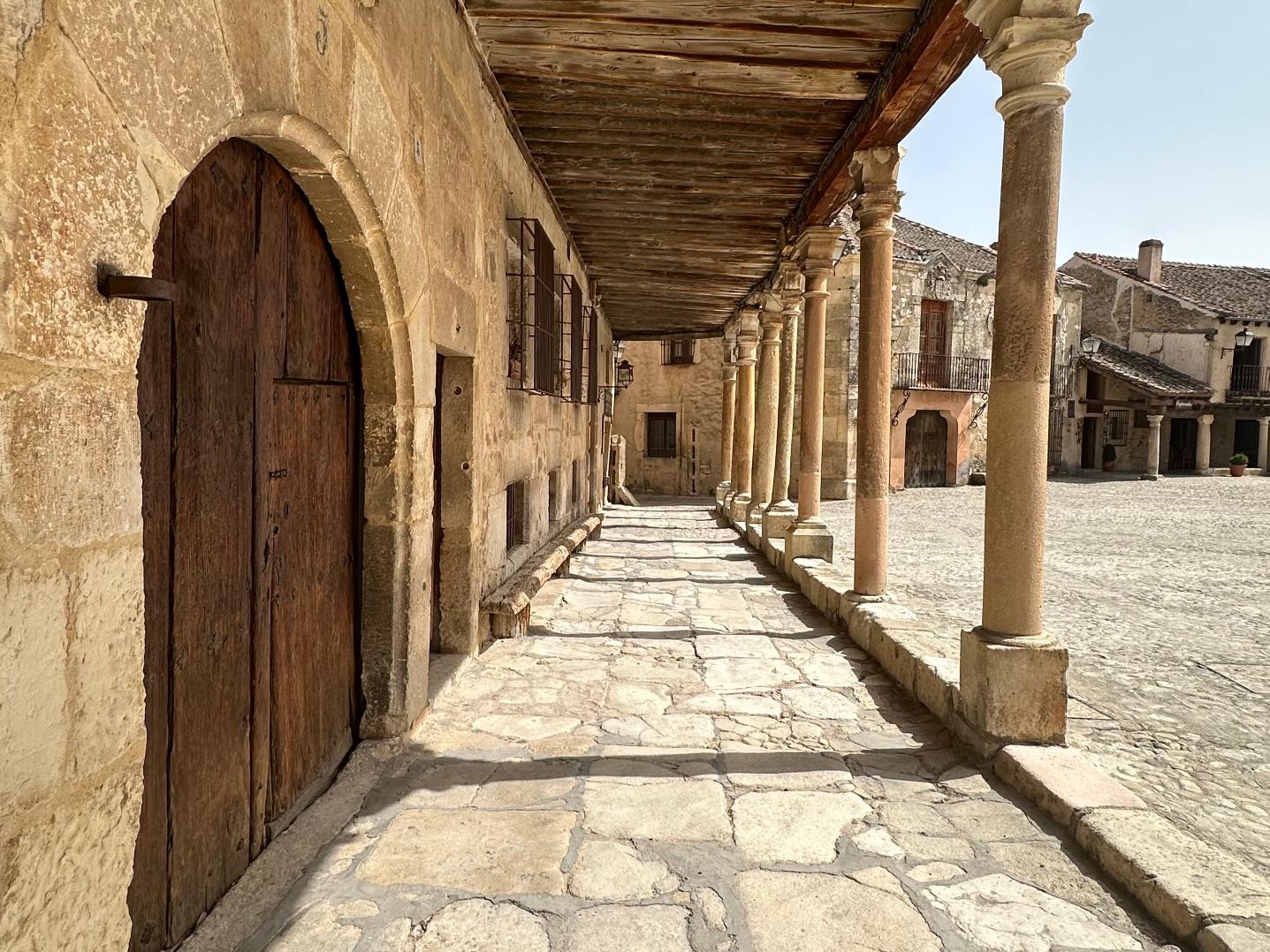 Foto de portada soportales de la plaza mayor de pedraza segovia