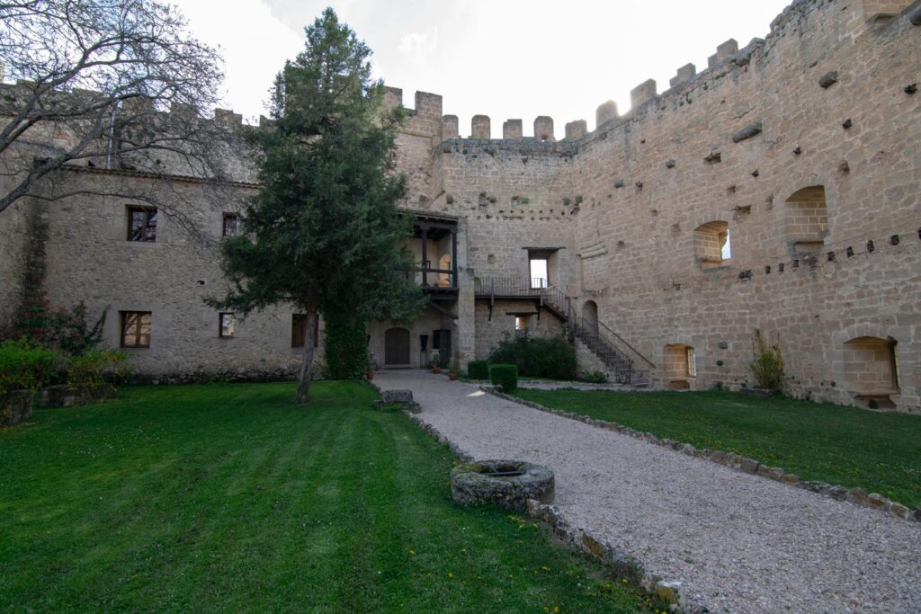 Patio entre muros Castillo de Pedraza Segovia